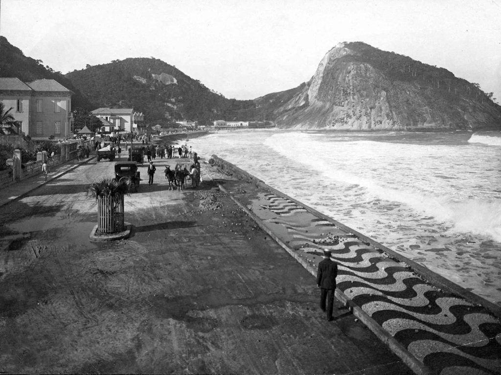 Praia de Copacabana perde areia e ameaça colapsar | Diário Carioca Em 1921, a praia de Copacabana era estreita e o mar invadia a avenida
Wikimedia Commons