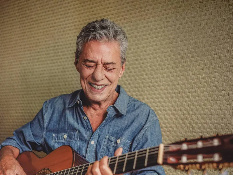 Chico Buarque é operado no crânio no Rio