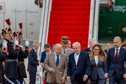 Lula inicia visita de Estado à França com homenagens, negociações bilaterais e diplomacia ambiental. Brasil busca reforçar posição global.