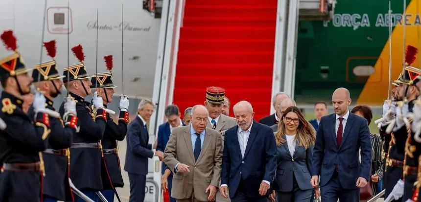 Lula inicia visita de Estado à França com homenagens, negociações bilaterais e diplomacia ambiental. Brasil busca reforçar posição global.