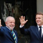 Lula e Macron, na chega à sede do governo francês