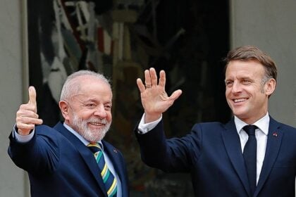 Lula e Macron, na chega à sede do governo francês
