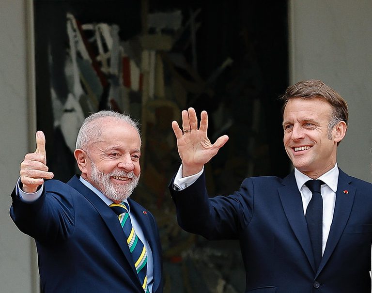 Lula e Macron, na chega à sede do governo francês