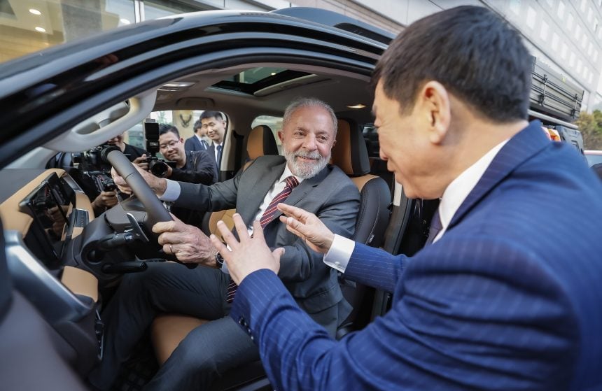 Presidente da República, Luiz Inácio Lula da Silva, durante visita aos carros da GWM. Pequim - China.  Foto: Ricardo Stuckert / PR