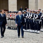 Antes do início das reuniões, Lula e Macron passam em revista guarda de honra francesa