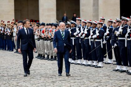 Antes do início das reuniões, Lula e Macron passam em revista guarda de honra francesa