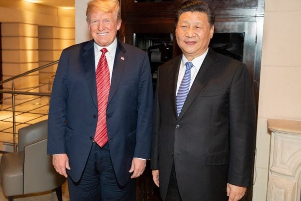 Donald Trump intensifica críticas a Xi Jinping e amplia guerra comercial com a China, elevando tarifas e aumentando tensões geopolíticas.