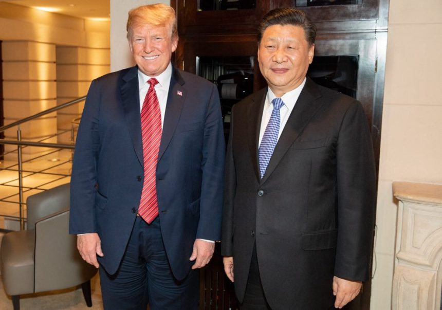 Donald Trump intensifica críticas a Xi Jinping e amplia guerra comercial com a China, elevando tarifas e aumentando tensões geopolíticas.