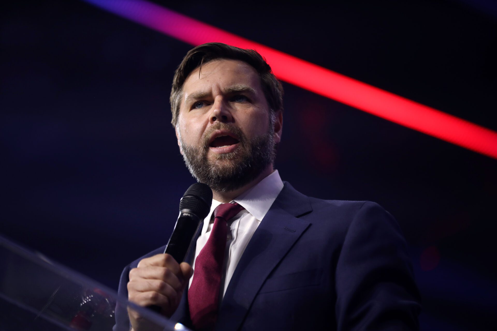 J.D. Vance chama Elon Musk de “emocional” e condena rompimento com Donald Trump após ameaças de corte de subsídios federais.