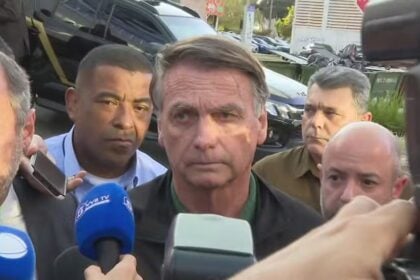 O ex-presidente Jair Bolsonaro concede entrevista a jornalistas após depor à Polícia Federal — Foto: Reprodução/TV Globo
