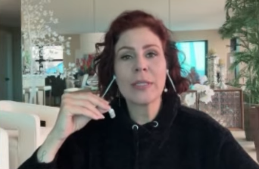 A deputada federal bolsonarista Carla Zambelli (PL-SP) em entrevista ao canal AuriVerde Brasil, no YouTube. Foto: Reprodução