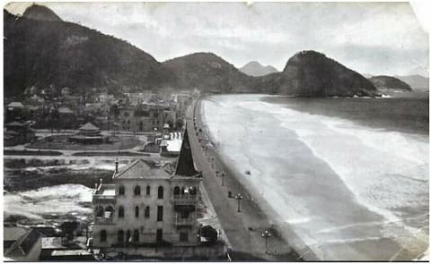 Praia de Copacabana perde areia e ameaça colapsar | Diário Carioca Praia de Copacabana na década de 1920 com larga zona de surfe e declividade suave