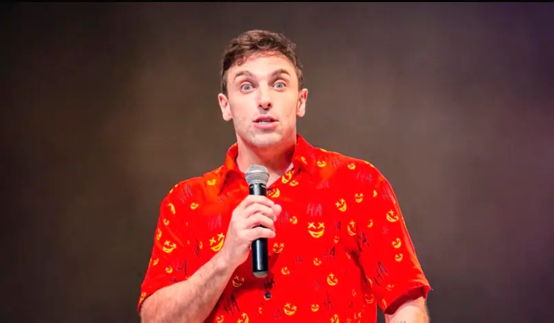 O comediante Léo Lins durante show que motivou condenação. Foto: Reprodução