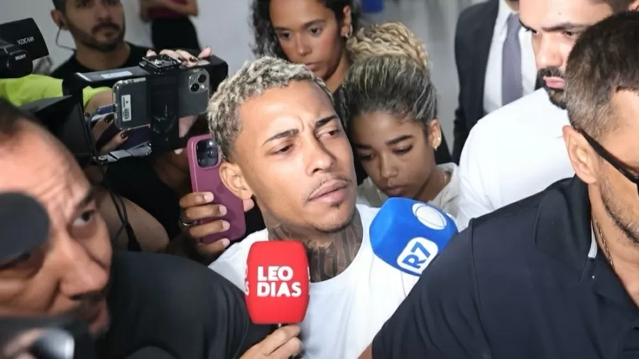 Justiça solta MC Poze do Rodo e expõe abuso policial | Diário Carioca O funkeiro MC Poze do Rodo na delegacia após ser preso no Rio de Janeiro. Foto: Reprodução