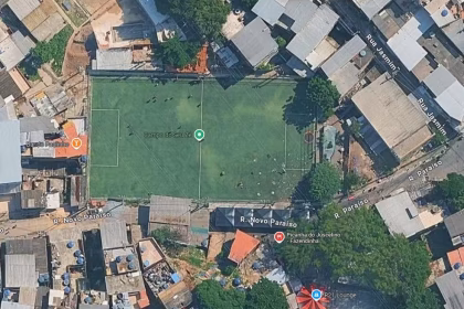 A Picanha do Juscelino fica em frente ao Campo do Zé, na Fazendinha, onde acontecem os bailes patrocinados pelo traficante Professor — Foto: Reprodução