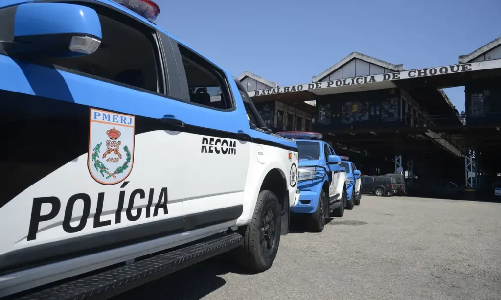 Mortes de policiais dobram no Rio em 2025 | Diário Carioca Mortes de policiais dobram no Rio em 2025. Estado lidera ranking nacional, ignora protocolos e culpa STF enquanto violência explode nas favelas.