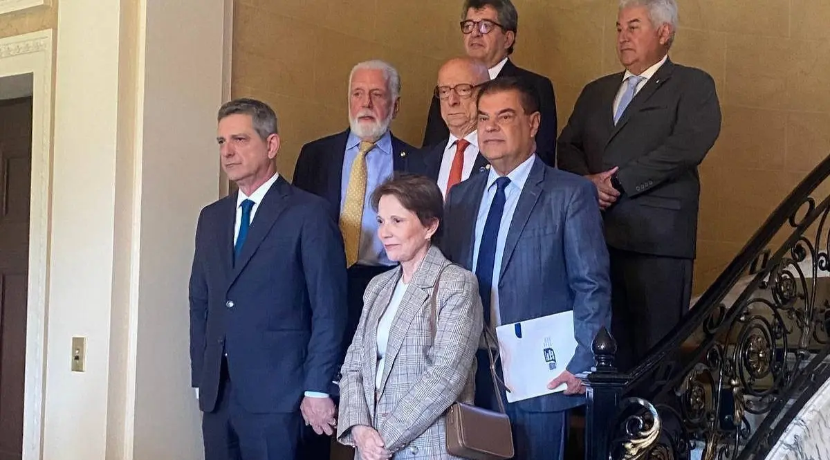 EUA restringe visto de senadores brasileiros em missão contra tarifa | Diário Carioca Senadores se reúnem na residência oficial do Brasil em Washington. Foto: Divulgação
