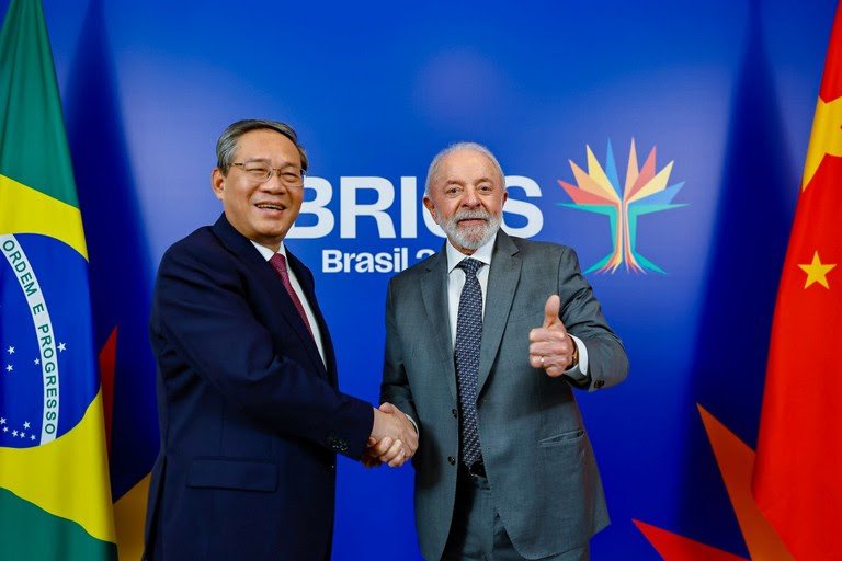 Com primeiro-ministro da China, Lula enfatiza excelente momento da relação bilateral | Diário Carioca O primeiro-ministro da China, Li Qiang, e o presidente Lula: projetos bilaterais na área de ciência e tecnologia, inteligência artificial, semicondutores e energias renováveis, e novos memorandos de entendimento. Foto: Ricardo Stuckert / PR