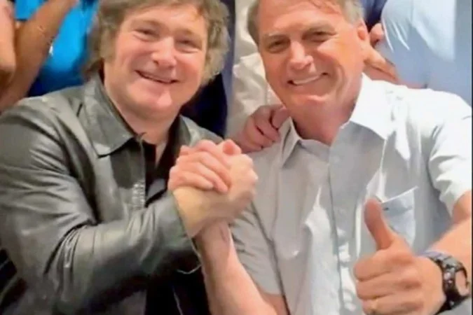 Presa na Argentina, golpista do 8/1 ataca Milei e acusa bolsonaristas de abandono | Diário Carioca Milei e Bolsonaro - (crédito: Reprodução/Twitter)