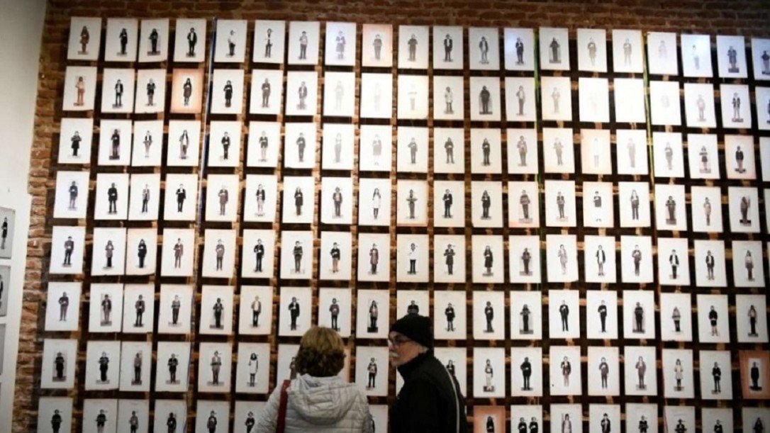 UERJ recebe mostra argentina sobre refúgio na ditadura chilena | Diário Carioca Parte da exposição “Memórias Encontradas: entre a solidariedade e a perseguição”