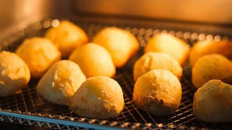 Aprenda a preparar o bolo de pão de queijo crocante por fora e macio por dentro | Diário Carioca Aprenda a preparar o bolo de pão de queijo crocante por fora e macio por dentro