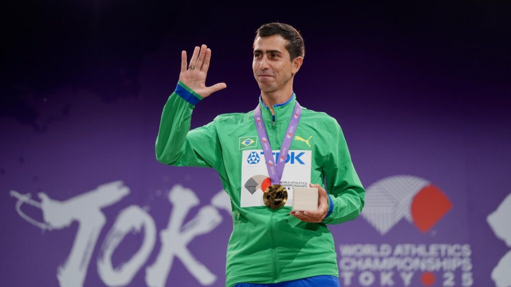 Caio Bonfim, na cerimônia de premiação: lugar mais alto do pódio, ouro e 4ª medalha em Mundiais (foto: Fernanda Paradizo/CBAt)