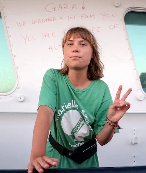 Greta Thunberg participa da Flotilha Global Sumud rumo a Gaza, homenageando Marielle Franco e levando suprimentos humanitários.