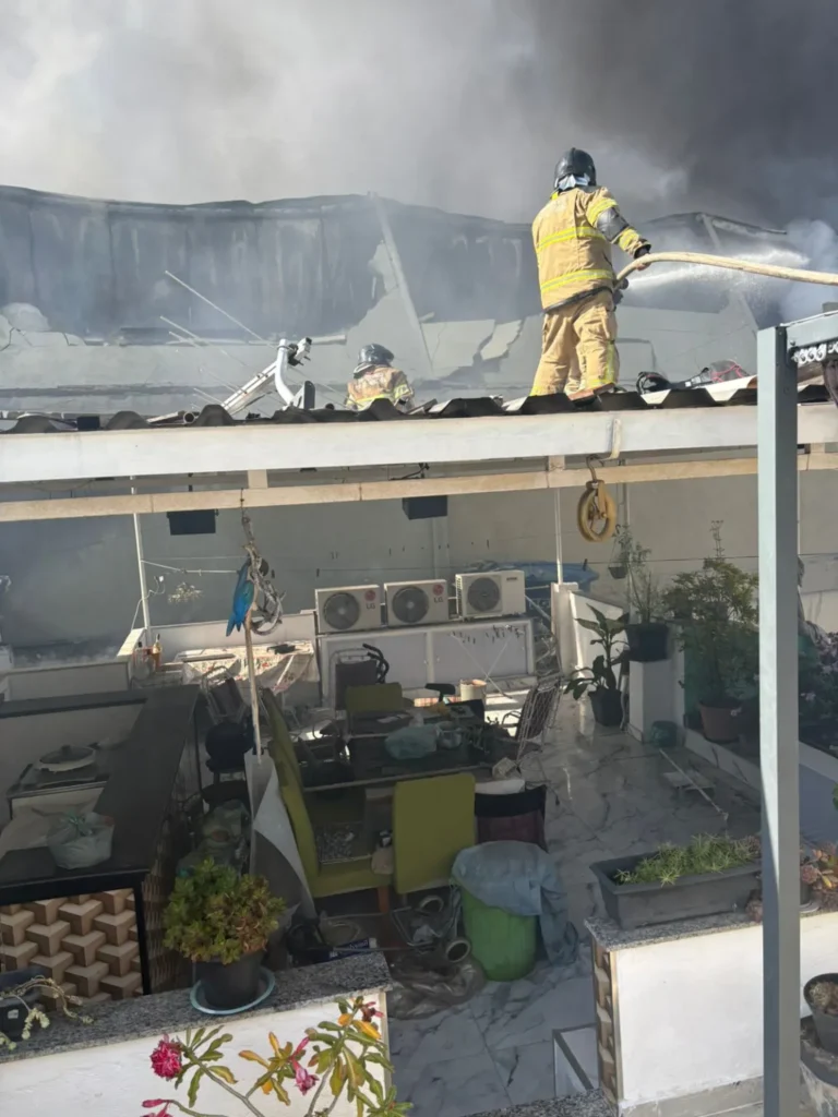 Incêndio em loja da Rede Amigão na Freguesia libera fumaça tóxica, ameaça moradores e impacta transporte; especialistas alertam para sequelas respiratórias.