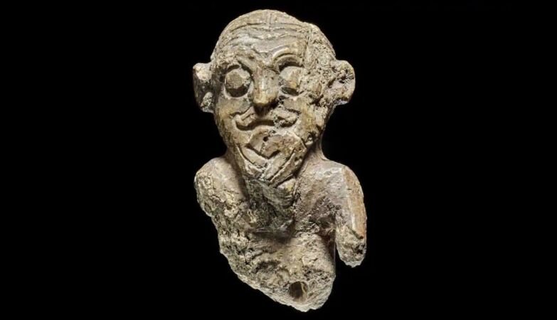 O verdadeiro visual dos vikings | Diário Carioca Peça de jogo viking feita em marfim de morsa, representando o rei com penteado e barba detalhados. Museu Nacional da Dinamarca. - Diário Carioca