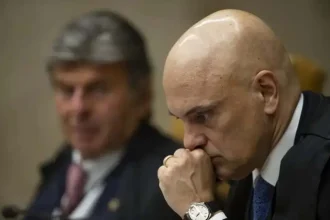 “8/1 não foi passeio na Disney”: Alexandre de Moraes rebate Fux no STF | Diário Carioca Os ministros do Supremo Tribunal Federal Luiz Fux e Alexandre de Moraes. Foto: Marcelo Camargo/Agência Brasil