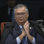 Morte de extremista nos EUA mostra como anistia não traz paz, diz Flávio Dino | Diário Carioca Flávio Dino durante julgamento da trama golpista. Foto: reprodução