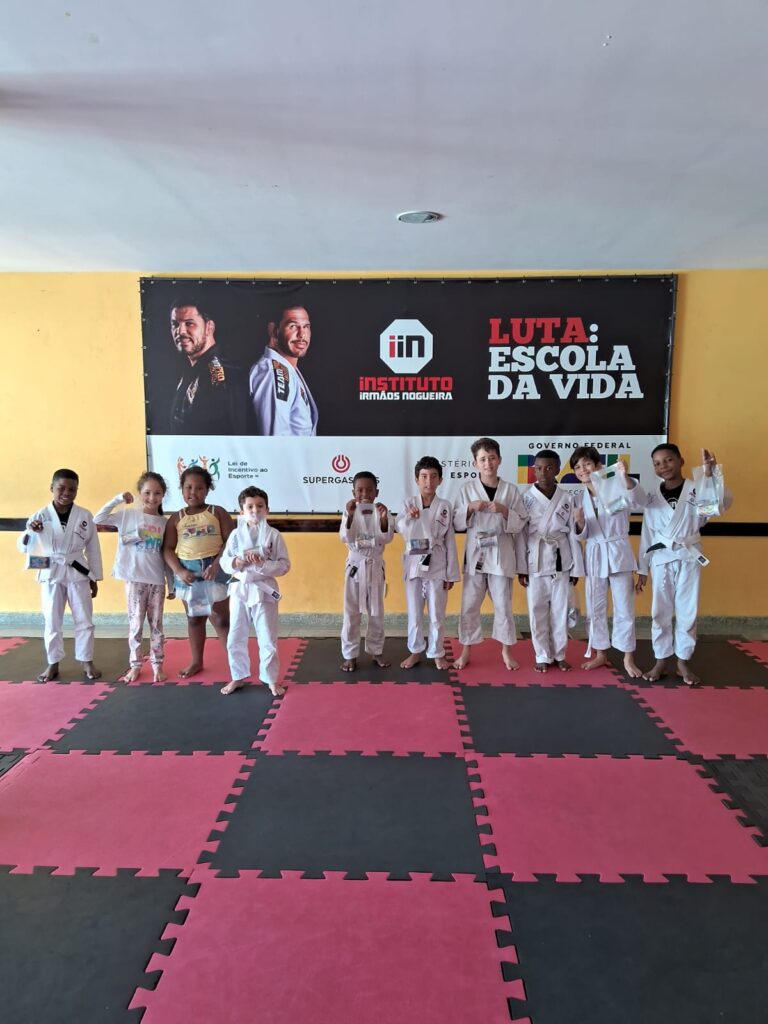 Irmãos Nogueira visitam núcleo da Freguesia e inspiram jovens do projeto Luta: Escola da Vida
