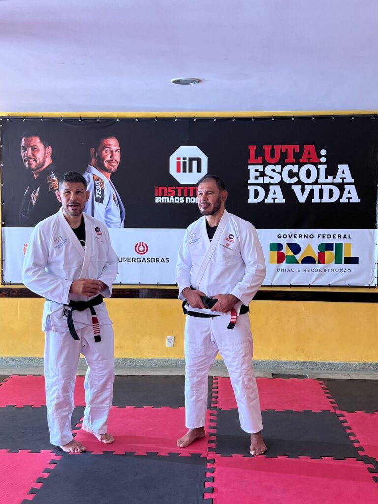 Irmãos Nogueira visitam núcleo da Freguesia e inspiram jovens do projeto Luta: Escola da Vida
