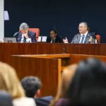 Ministros reagem com espanto ao voto de Luiz Fux no caso Bolsonaro | Diário Carioca Os ministros do STF Luiz Fux e Flávio Dino durante o julgamento da trama golpista. Foto: Gustavo Moreno/STF