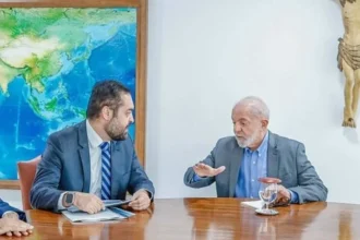 Como bom bolsonarista, Cláudio Castro, que é contra PEC da Segurança, foge de encontro com governo Lula | Diário Carioca Cláudio Castro e Lula - crédito: Ricardo Stuckert/PR