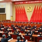 Partido Comunista da China aprova 15º Plano Quinquenal focado em autossuficiência e desenvolvimento sustentável | Diário Carioca O Birô Político do Comitê Central do Partido Comunista da China (PCCh) preside a quarta sessão plenária do 20º Comitê Central do PCCh em Pequim, capital da China. Foto: Xinhua