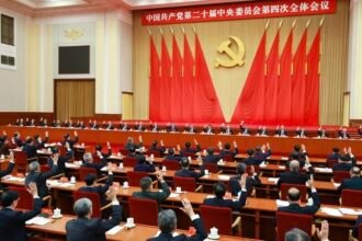Partido Comunista da China aprova 15º Plano Quinquenal focado em autossuficiência e desenvolvimento sustentável | Diário Carioca O Birô Político do Comitê Central do Partido Comunista da China (PCCh) preside a quarta sessão plenária do 20º Comitê Central do PCCh em Pequim, capital da China. Foto: Xinhua