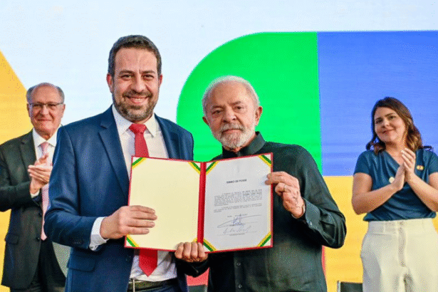 'Missão é colocar o Governo na rua, ouvir as pessoas e conversar olho no olho', afirma Boulos