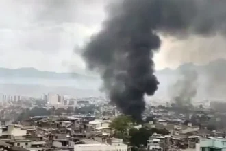 Criminosos lançam bombas com drones em retaliação à megaoperação na Penha | Diário Carioca Barricadas em chamas em reação à Operação Contenção — Foto: Reprodução/TV Globo