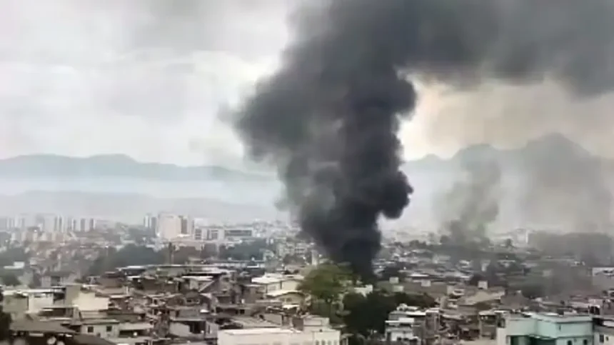 Criminosos lançam bombas com drones em retaliação à megaoperação na Penha | Diário Carioca Barricadas em chamas em reação à Operação Contenção — Foto: Reprodução/TV Globo