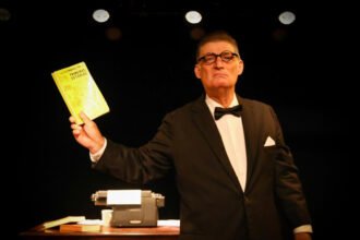 Giuseppe Oristanio revive Guimarães Rosa em curta temporada de “Pormenor de Ausência”, no Teatro Vannucci, no Shopping da Gávea | Diário Carioca Giuseppe Oristanio como Guimarães Rosa - Foto: Alberto Mauricio