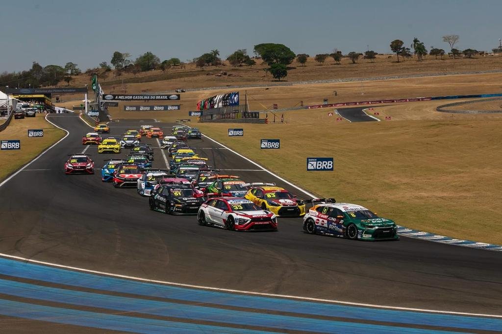 Suzuki mantém a liderança na largada
(Renato Mafra)