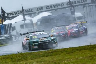 Stock Car: Rafael Suzuki se mantêm no top-10 da classificação após etapa de Campo Grande | Diário Carioca Suzuki acelera na pista molhada de Campo Grande (Renato Mafra)