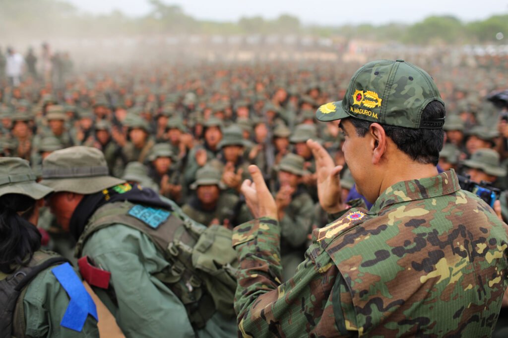 Maduro reforça defesa e 'arma o povo' diante de investida dos EUA | Diário Carioca Nicolas Maduro presidente da Venezuela mostra na sua rede Social seu poder Militar