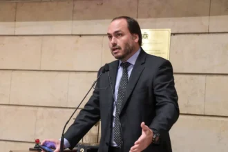 Após dizer que "Abriu mão da carreira política", Carlos Bolsonaro oficializa candidatura ao Senado por Santa Catarina | Diário Carioca Carlos Bolsonaro - © Renan Olaz/CMRJ