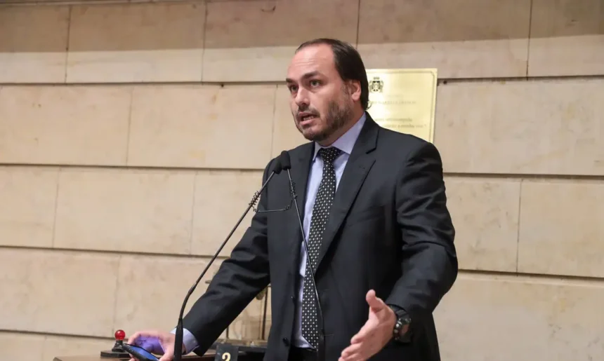 Após dizer que "Abriu mão da carreira política", Carlos Bolsonaro oficializa candidatura ao Senado por Santa Catarina | Diário Carioca Carlos Bolsonaro - © Renan Olaz/CMRJ