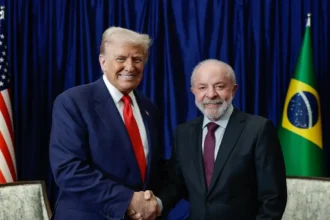 Donald Trump se nega a falar de Bolsonaro em encontro com Lula: "Não é da sua conta" | Diário Carioca Lula e Trump se reúnem na Malásia e avançam em negociação sobre tarifas impostas a produtos brasileiros