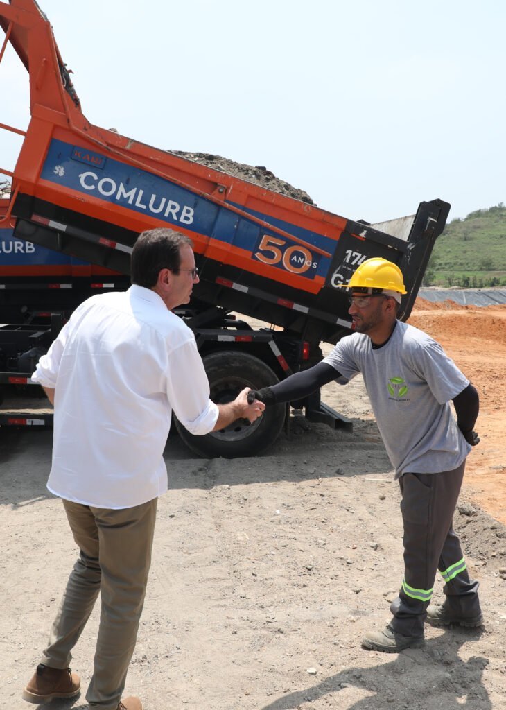 A Prefeitura do Rio inaugurou, nesta sexta-feira (17/10), o primeiro aterro exclusivo para receber Resíduos da Construção Civil (RCC) da cidade, em Gericinó, na Zona Oeste. Nesta etapa inicial, com 40,6 mil m², o local tem capacidade para receber até 250 toneladas/dia de resíduos da construção civil. Em até cinco anos, poderá receber cerca de 480 mil toneladas de resíduos, o que equivale a 128 piscinas olímpicas cheias de entulho. Atualmente, a estimativa é que a Comlurb recolhe cerca de mil toneladas por dia de entulho descartado em locais indevidos.- Tenho desafiado a Comlurb, uma empresa que nos orgulha tanto, a investir muito em eficiência. Claro que tem um trabalho de conscientização da população, mas também temos que apresentar boas alternativas e os caminhos adequados para a população. E a Comlurb tem feito uma série de gols como o programa de coleta domiciliar interna, em que o índice de percepção de limpeza aumentou enormemente. A perspectiva de economia em não ter de levar entulho para o aterro de Seropédica é de R$ 80 milhões por ano. Um dinheiro que pode ser usado para fazer hospital, Bairro Maravilha, construir escolas e clínicas da família - afirmou o prefeito do Rio, Eduardo Paes.A área total do aterro será de mais de 111 mil m², após a conclusão da segunda fase. O novo espaço é localizado ao lado do antigo aterro que recebia resíduos orgânicos e foi fechado em 2014. Agora, o principal objetivo é reduzir o descarte irregular de resíduos da construção civil, em especial na região compreendida pelos bairros de Bangu, Realengo e Campo Grande, que sofre com o descarte irregular de entulho em logradouros.- Em 2021, quando o Eduardo Paes volta para a Prefeitura, além da pandemia, havia uma ausência total dos serviços públicos. E uma das áreas em que estávamos realmente numa epidemia, com ausência completa de qualquer tipo de indicação de legalidade, era a dos caçambeiros. Era algo que estava organizado na outra gestão do prefeito Eduardo Paes, com uma relação harmoniosa deles com a Comlurb. Com plano, gestão e rumo faz-se uma grande diferença. Um gol de placa da Comlurb - disse o vice-prefeito Eduardo Cavaliere.A princípio, os resíduos serão aterrados, mas há a previsão para que, até o segundo semestre de 2027, seja implantada, no mesmo local, uma Usina de Beneficiamento de RCC que processará os resíduos e vai transformá-los em os insumos para a construção civil (pó de pedra, bica corrida, brita e rachão).Desde o dia 1º de outubro, o aterro passa por um período de teste e tem recebido os resíduos coletados pela própria Comlurb, tanto nos ecopontos quanto nas operações de remoção mecanizada em pontos de descarte irregular. O entulho pode ser removido gratuitamente pela Companhia a partir da solicitação pelo whatsapp da Central de Atendimento 1746 da Prefeitura (limite de 150 sacos de 20 litros por pedido). E Qualquer cidadão ou empresa também pode fazer o descarte de entulho diretamente no novo aterro, ao custo de R$ 30 por tonelada.- Hoje é um dia muito importante para o Rio de Janeiro com a inauguração do primeiro aterro público de resíduos da construção civil. Foram investidos cerca de R$ 35 milhões na execução. Para cá vão vir os resíduos da nossa coleta gratuita, dos ecopontos, dos caçambeiros, dos carroceiros, das construtoras. O Rio virou a página e não existe mais o argumento de que não tem onde colocar os resíduos da construção civil. Com isso, haverá menos lixo nas ruas, melhora da logística e diminuição dos custos da Comlurb - declarou o presidente da Comlurb, Jorge Arraes.A partir do próximo dia 27, o espaço já estará aberto a receber resíduos da construção civil coletados pelas 137 empresas atualmente credenciadas na Comlurb. Vale ressaltar que o aterro só receberá entulho limpo, sem mistura com o lixo doméstico e outros tipos de resíduos que não estão previstos no licenciamento ambiental do RCC.O aterro foi licenciado pelo Instituto Estadual do Ambiente (INEA) para recebimento de Resíduos de Demolição e Construção Civil (Não Perigosos), Classes A, B e C. Além de resíduos de construção, demolição, reformas e reparos de pavimentação e de outras obras de infraestrutura, inclusive solos provenientes de terraplanagem, como: tijolos, blocos de concreto, telhas, placas de revestimento e componentes cerâmicos (restos de piso, ladrilhos e azulejos).