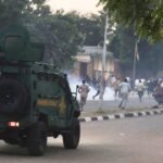 Protestos violentos tomam Camarões após reeleição de Paul Biya, de 92 anos, para mandato de 7 anos | Diário Carioca Protestos eclodem em Camarões contra a reeleição de Paul Biya, com muitos denunciando suposta fraude eleitoral. Foto: X