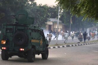 Protestos violentos tomam Camarões após reeleição de Paul Biya, de 92 anos, para mandato de 7 anos | Diário Carioca Protestos eclodem em Camarões contra a reeleição de Paul Biya, com muitos denunciando suposta fraude eleitoral. Foto: X